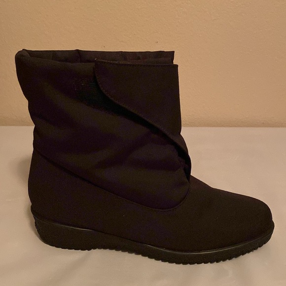 Toe Warmers from Canada mid-calf waterproof boots, women's size 8 M, Black - Picture 5 of 7
